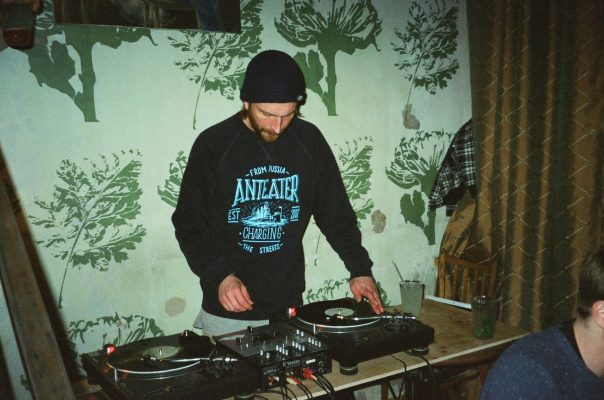 Great drum and bass dj uses turntables